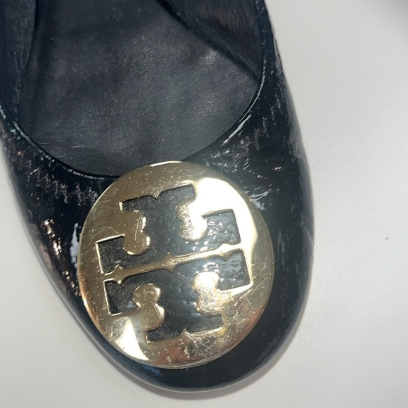 Tory Burch patent leather ballet flats with gold logo size 6 - Picture 2 of 8